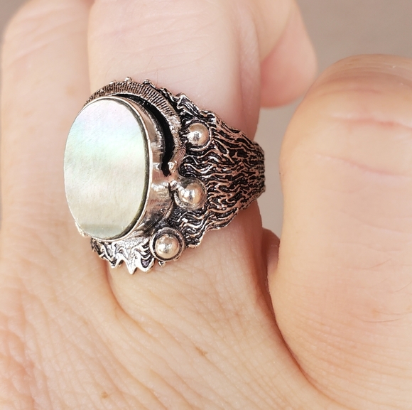 New Unique Mother of Pearl Lizard Silver Ring. - Picture 9 of 15